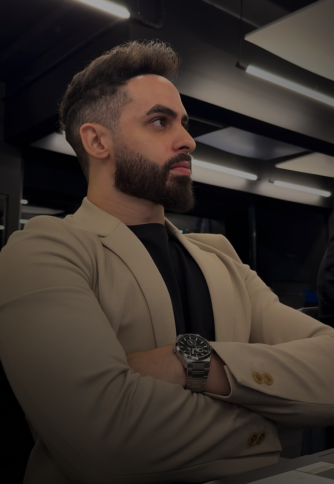 Iverson Alves em ambiente corporativo