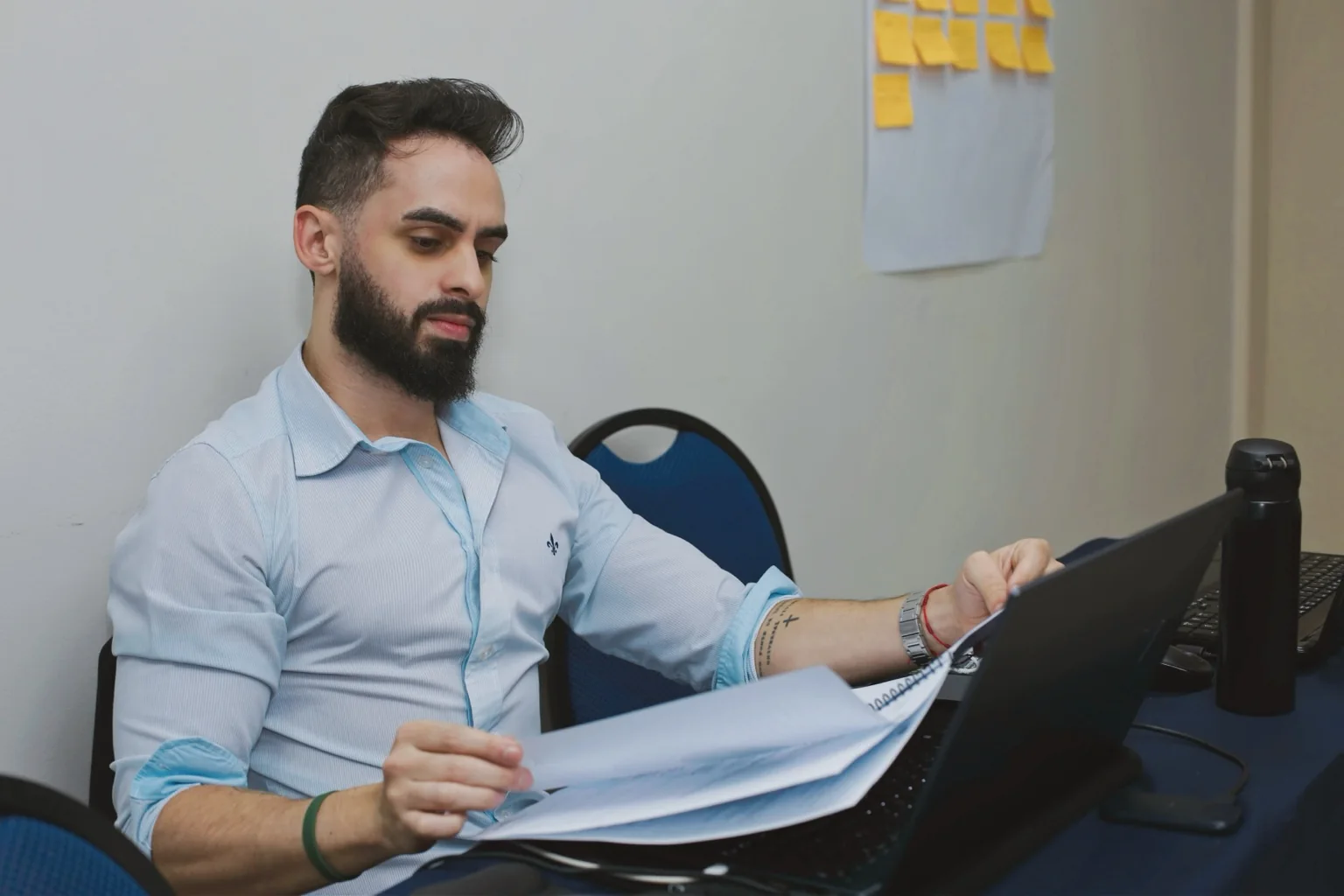 Iverson Alves analisando documentos e informações durante atividade de planejamento.