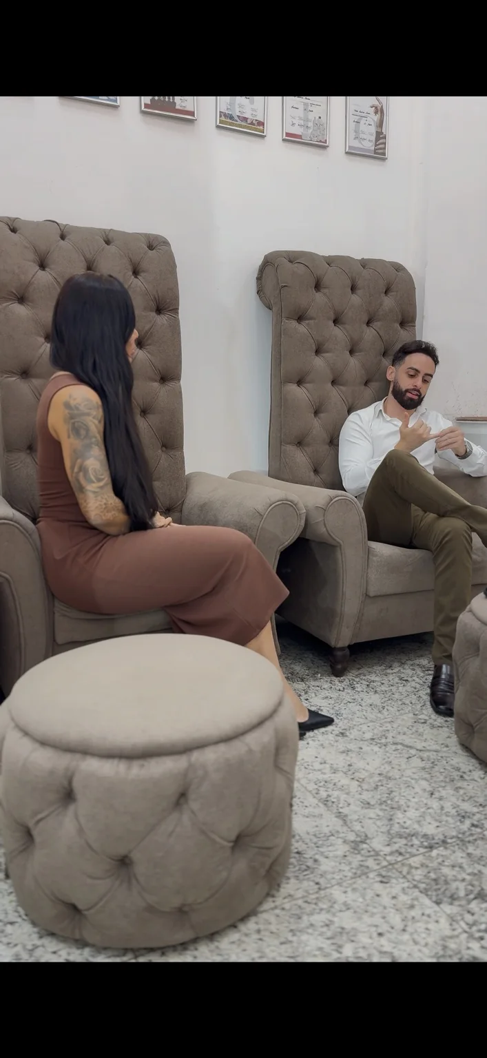 Iverson Alves conduzindo uma conversa individual de mentoria em ambiente reservado.