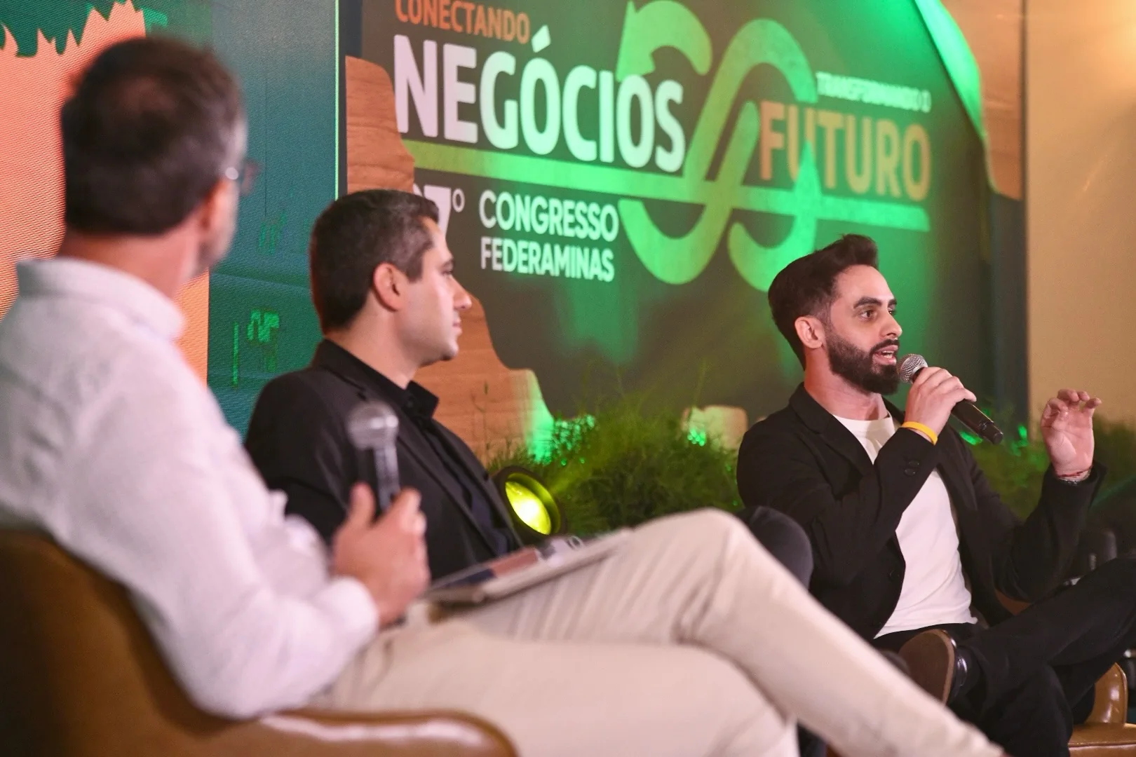 Iverson Alves participando de conversa estratégica em painel durante evento empresarial.