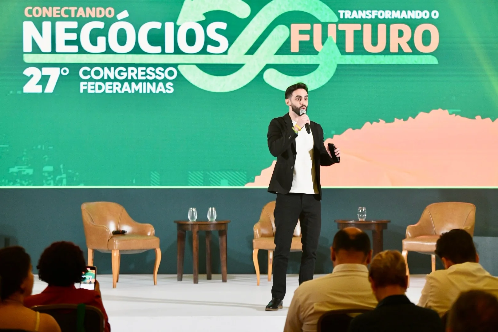 Iverson Alves palestrando em grande palco durante o Congresso Federaminas.
