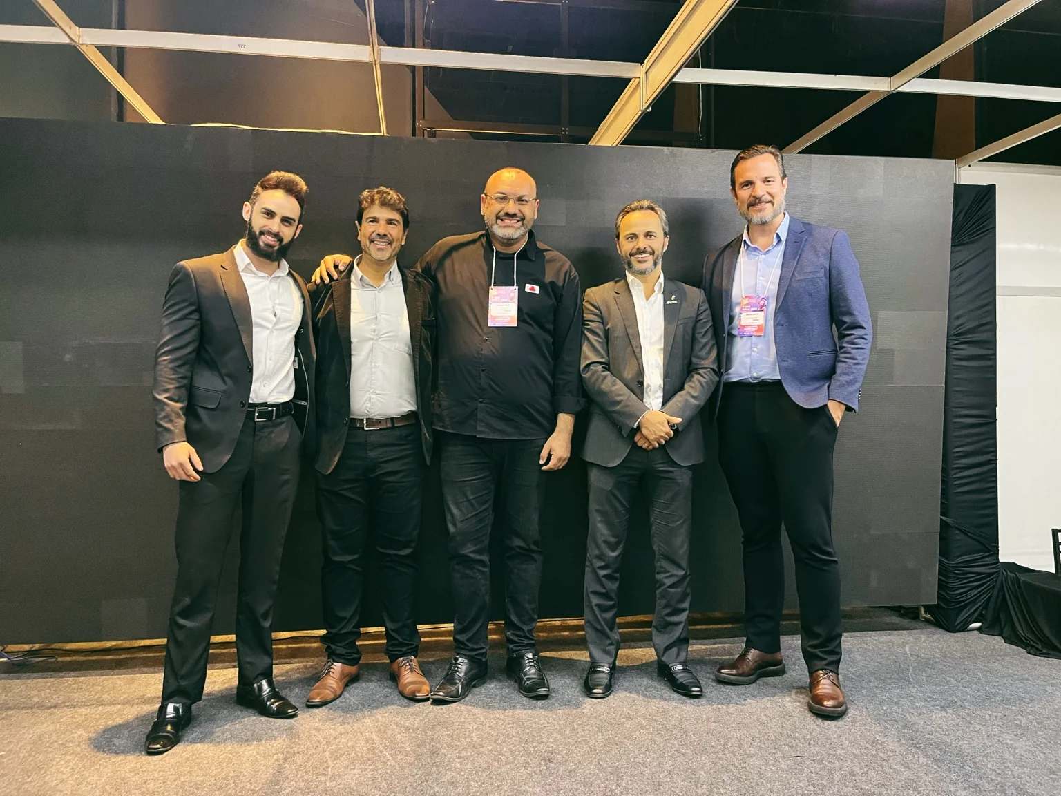 Iverson Alves ao lado de lideranças durante evento empresarial.