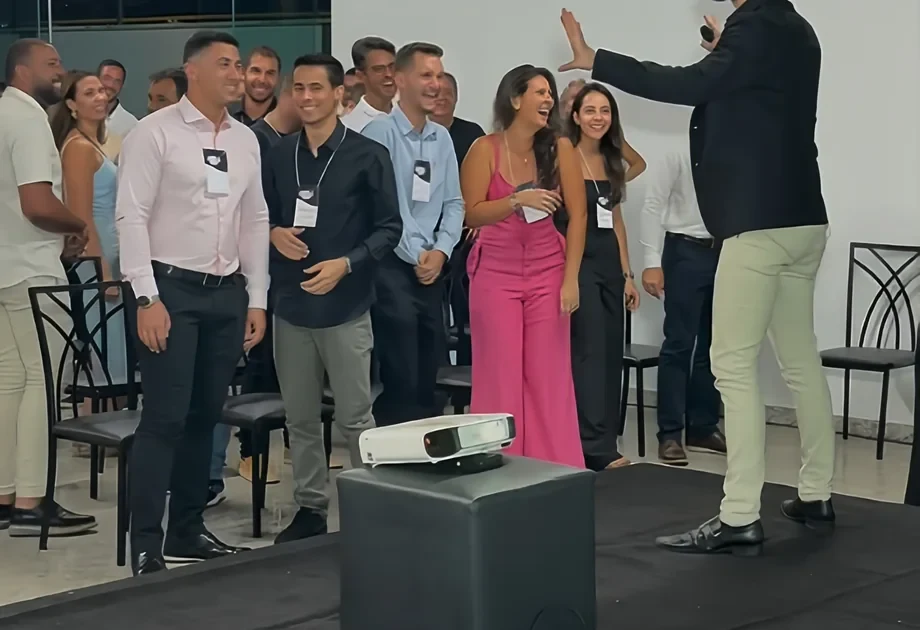 Iverson Alves conduzindo uma dinâmica participativa com profissionais durante encontro corporativo.