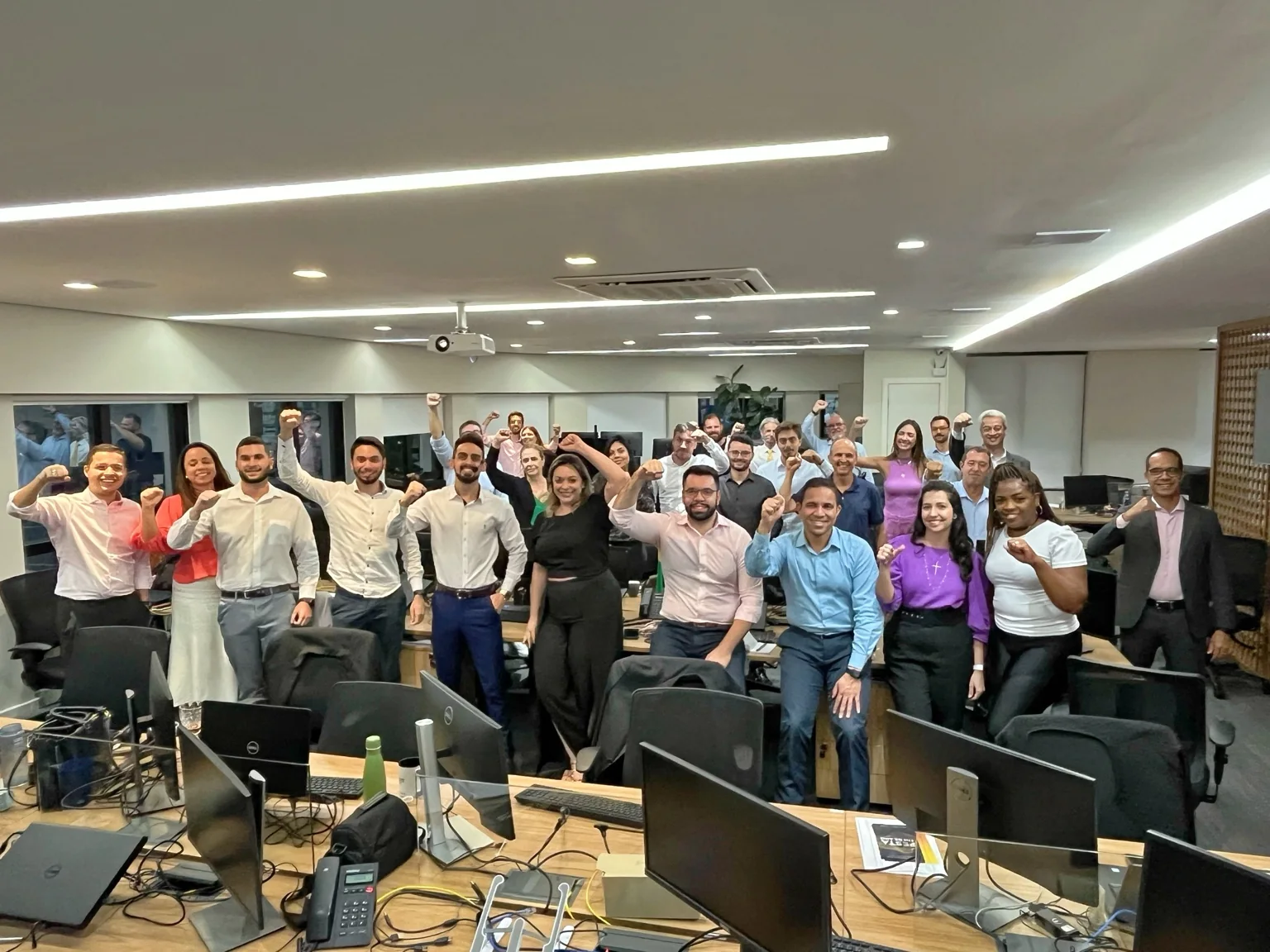 Iverson Alves com equipe corporativa após encontro de desenvolvimento realizado no ambiente de trabalho.