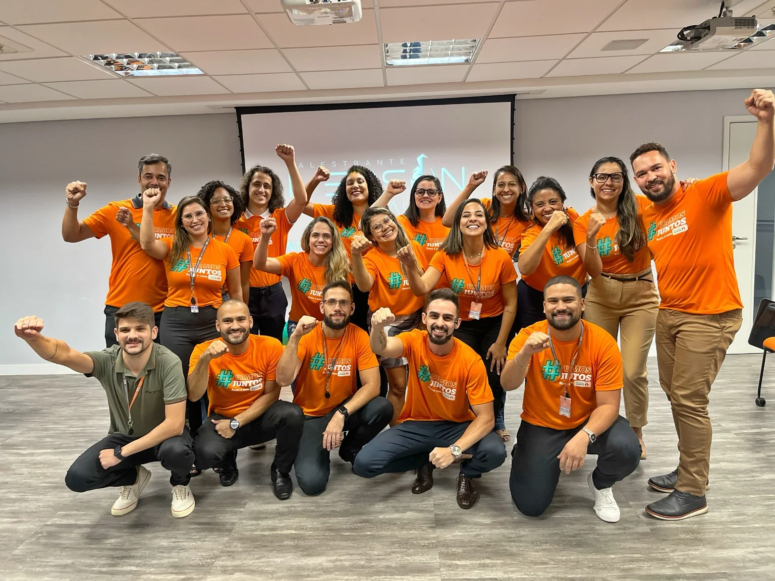 Iverson Alves com equipe reunida após programa de desenvolvimento corporativo.