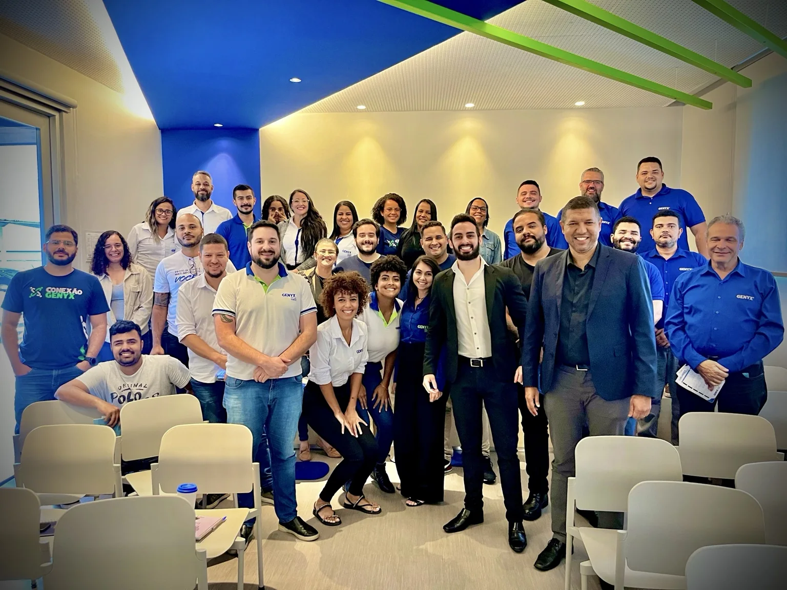 Iverson Alves com profissionais da Genyx após treinamento corporativo.
